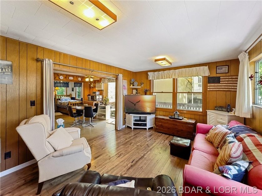 This lake home has it all for 1 price - Boat, 2 PWC's, Paddle - photo 9
