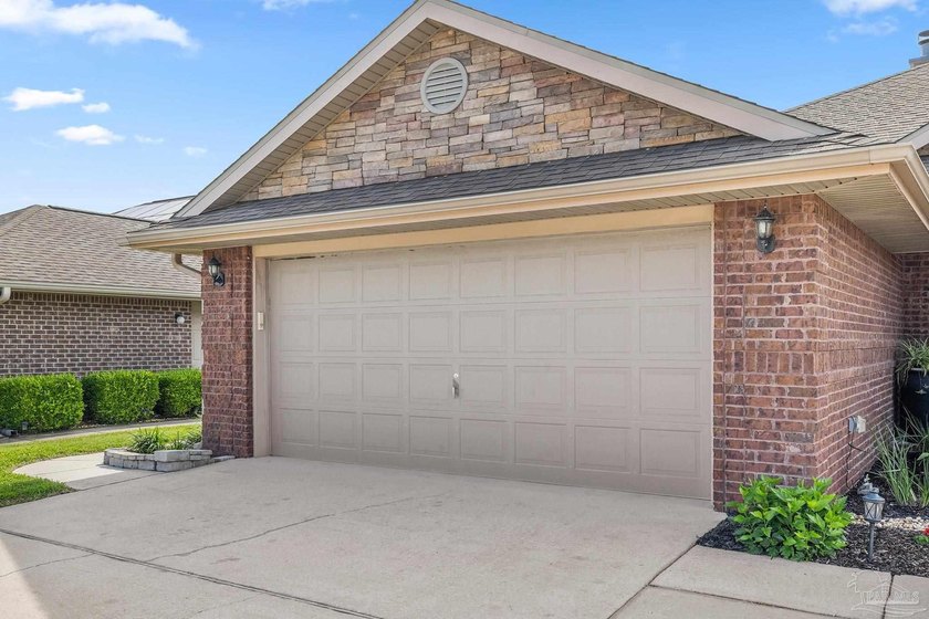 Welcome to this exceptional Craftsman-style residence nestled - photo 3