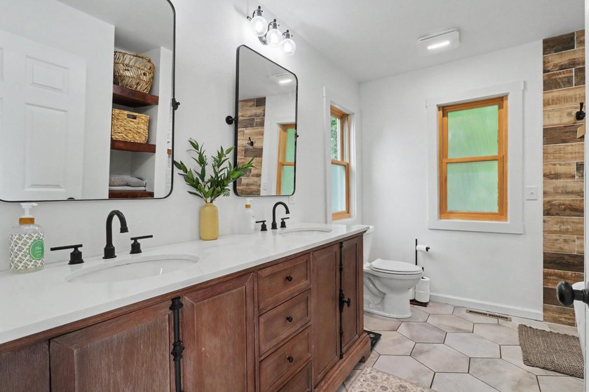 Exceptional craftsmanship &amp; unforgettable views come together on - photo 19