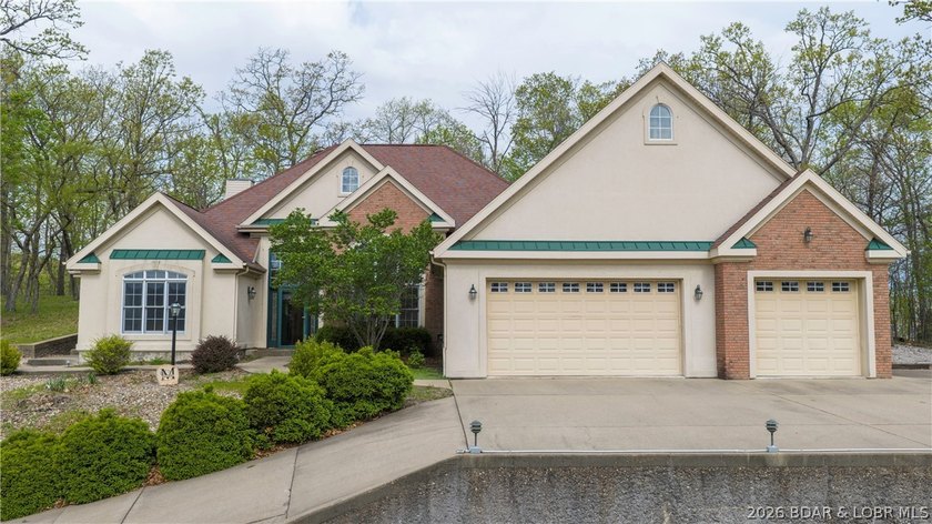 Upon entering this 4 bed nearly 2700sqft one level home, you'll - photo 46