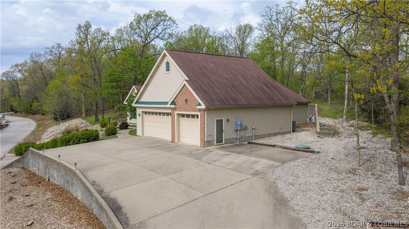 Upon entering this 4 bed nearly 2700sqft one level home, you'll - photo 47