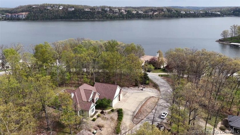 Upon entering this 4 bed nearly 2700sqft one level home, you'll - photo 48