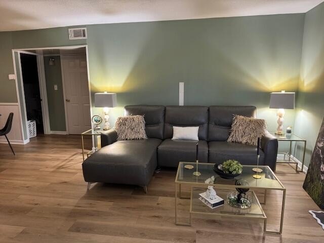 RENOVATIONS COMPLETED and WOW! . New flooring! New paint! New - photo 3