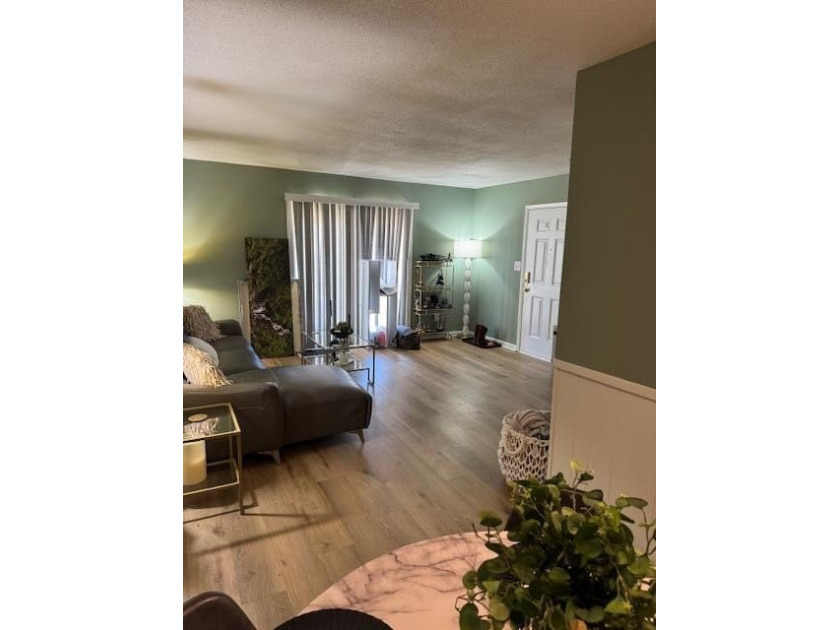 RENOVATIONS COMPLETED and WOW! . New flooring! New paint! New - photo 6