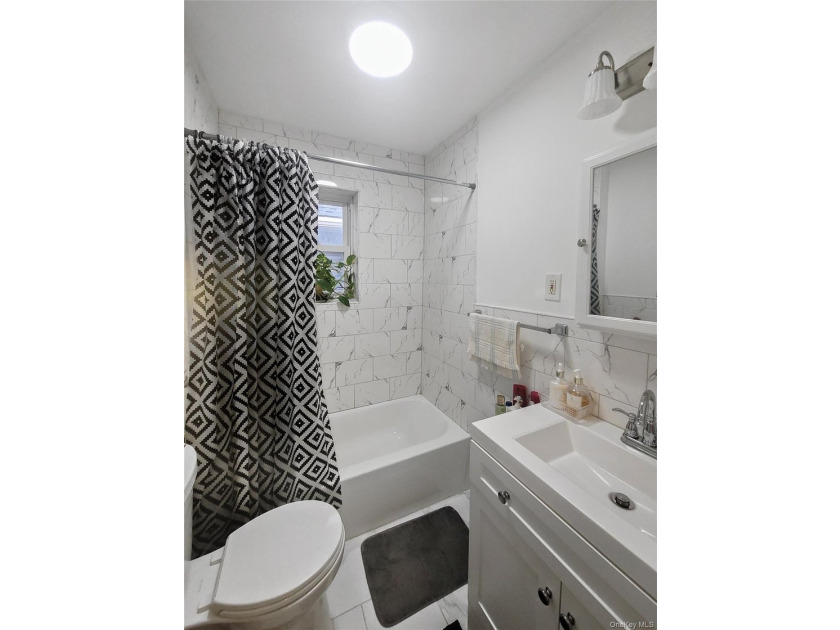 Welcome to this charming Richmond Hill residence ideally located - photo 11