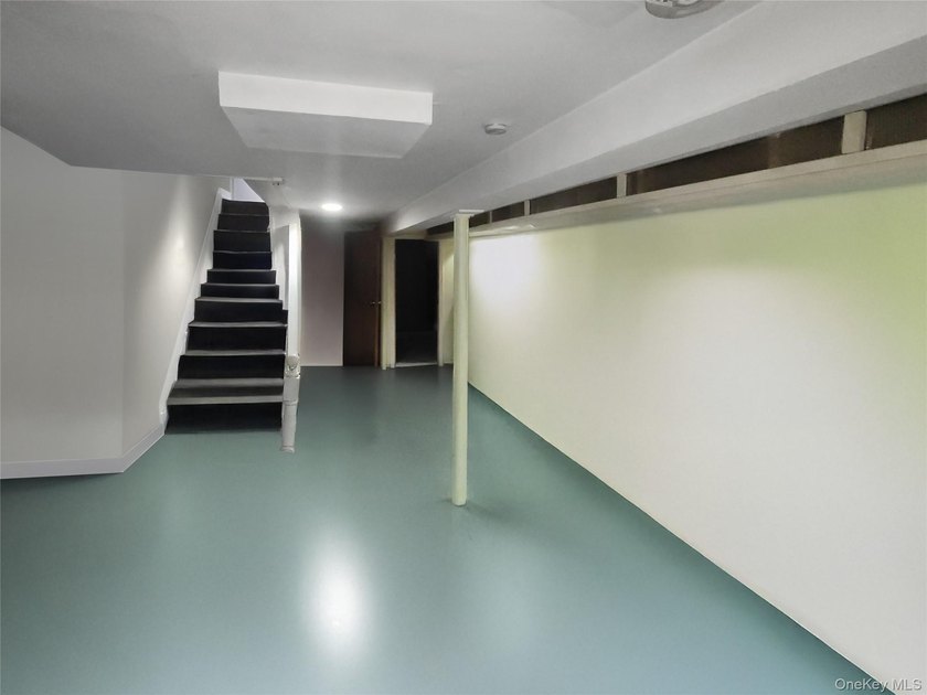 Welcome to this charming Richmond Hill residence ideally located - photo 12