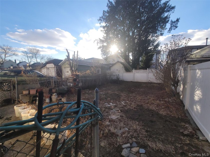 Welcome to this charming Richmond Hill residence ideally located - photo 14