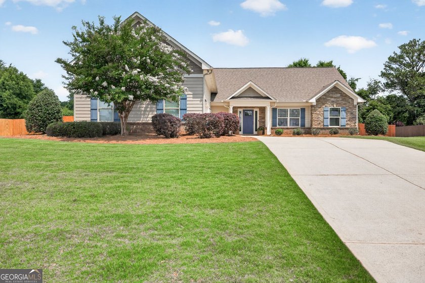 Welcome home to your beautifully maintained 4 bedroom, 3.5 bath - photo 4