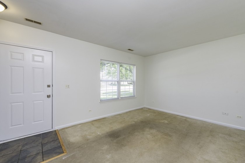 Welcome home to this beautifully maintained and move-in-ready - photo 6