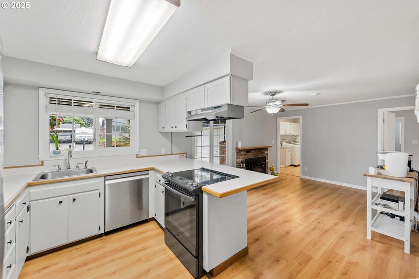 Location, location, location! Single level ranch style home with - photo 11