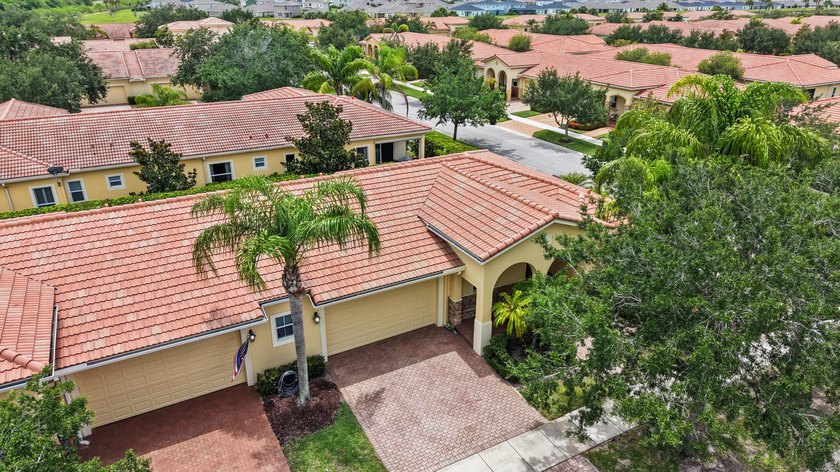 Welcome to this charming CORNER UNIT 2-bedroom, 2-bathroom villa - photo 24