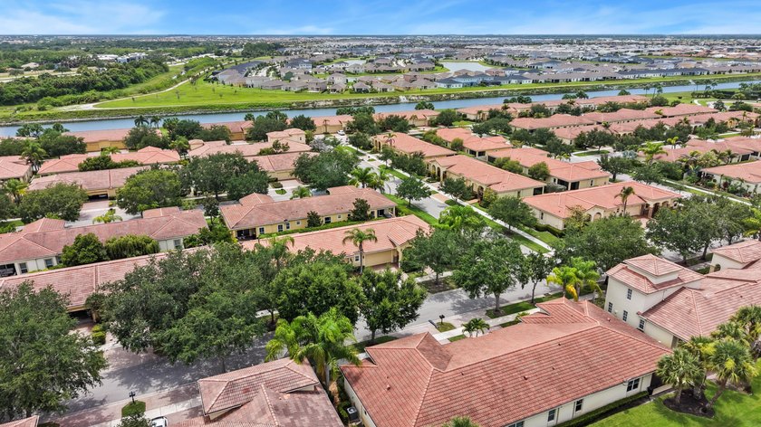 Welcome to this charming CORNER UNIT 2-bedroom, 2-bathroom villa - photo 25