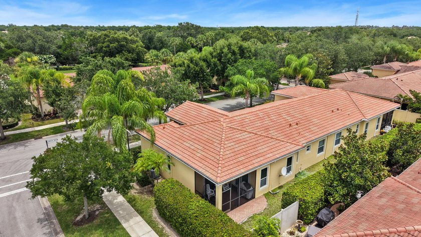 Welcome to this charming CORNER UNIT 2-bedroom, 2-bathroom villa - photo 28