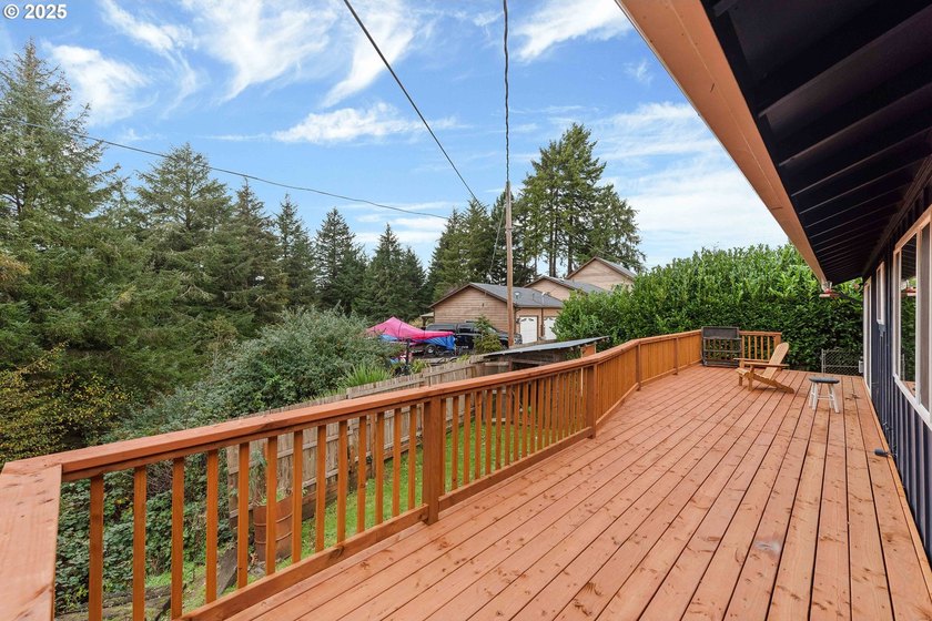 Location, location, location! Single level ranch style home with - photo 28