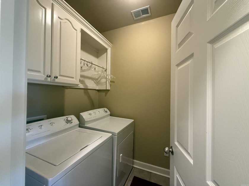 Welcome to this almost 3,000 square foot partially furnished - photo 18