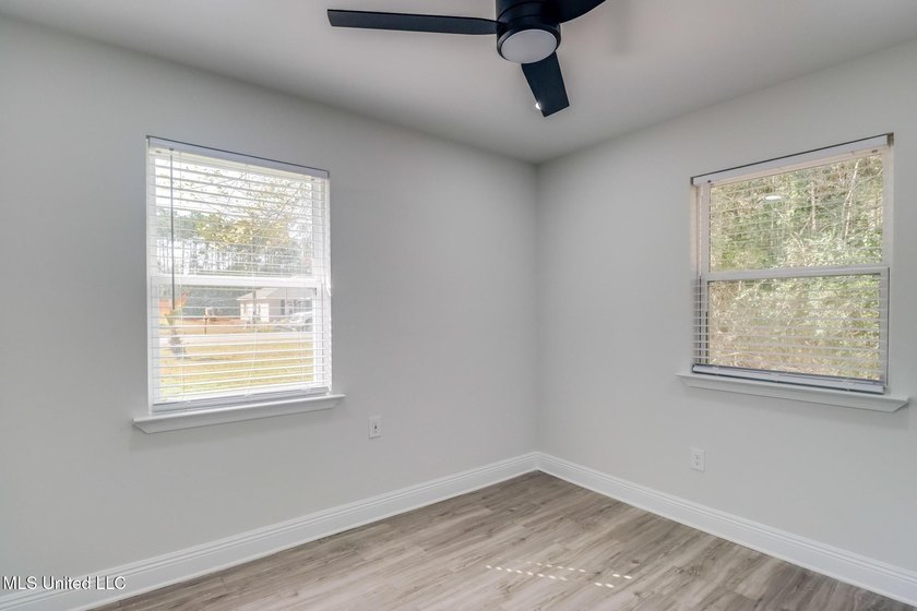 Welcome to your dream home! This beautiful smart home is - photo 15