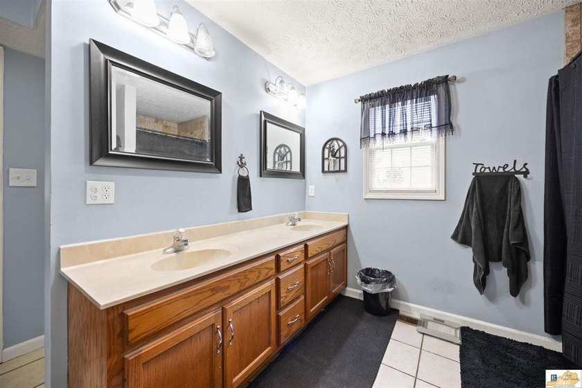 The square footage tells the story. With approximately 3,000 - photo 15