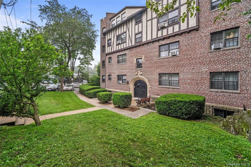 Larchmont Living at Your Fingertips! Step into this charming - photo 18
