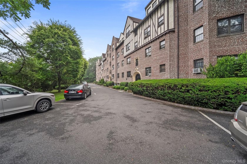 Larchmont Living at Your Fingertips! Step into this charming - photo 19