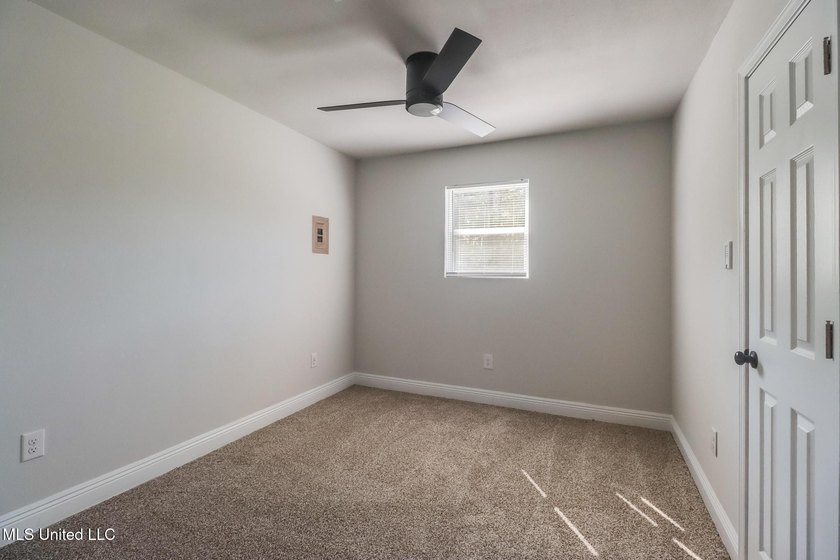 Welcome to your dream home! This beautiful smart home is - photo 24
