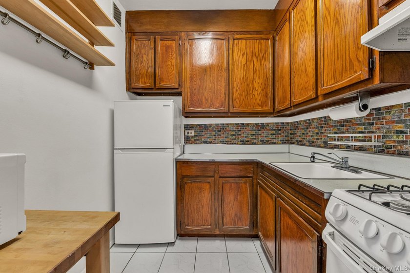 Welcome to 18K at Gerard Towers in the heart of Forest Hills - photo 10