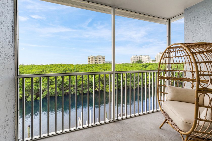 INTRACOASTAL VIEWS FULLY RENOVATED! Experience waterfront living - photo 17