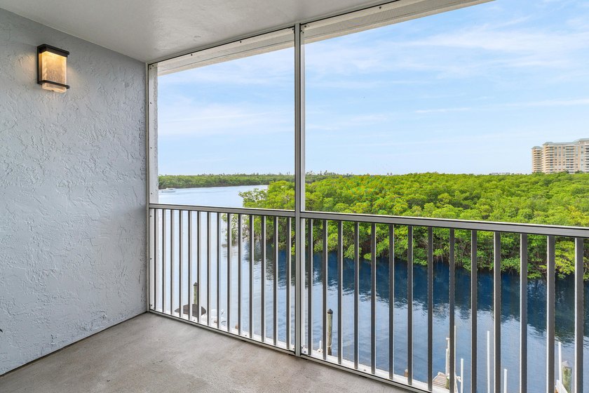 INTRACOASTAL VIEWS FULLY RENOVATED! Experience waterfront living - photo 23