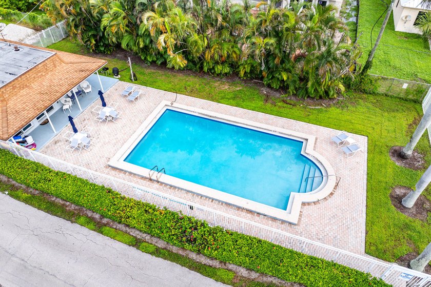 INTRACOASTAL VIEWS FULLY RENOVATED! Experience waterfront living - photo 32