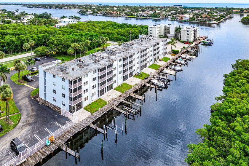 INTRACOASTAL VIEWS FULLY RENOVATED! Experience waterfront living - photo 34
