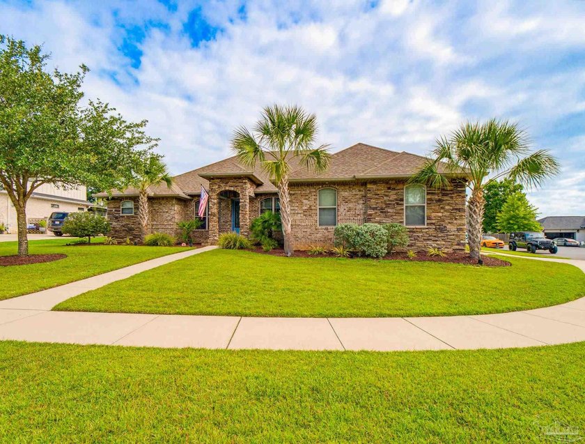 This stunning custom-built luxury home is perfectly positioned - photo 3