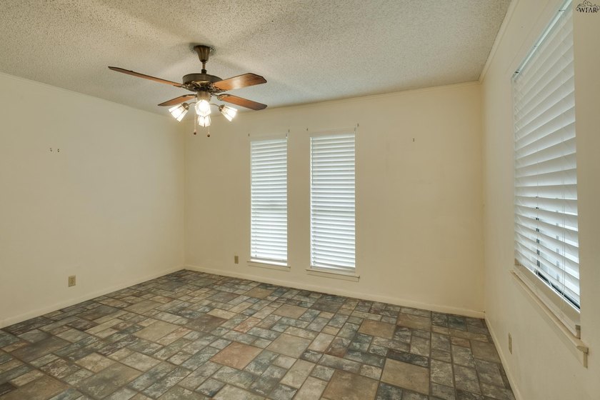 Corner-lot home with a great floor plan and endless potential! - photo 4