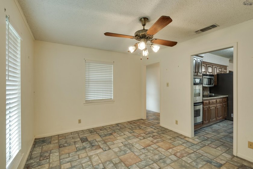 Corner-lot home with a great floor plan and endless potential! - photo 5