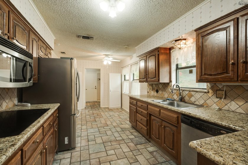 Corner-lot home with a great floor plan and endless potential! - photo 6