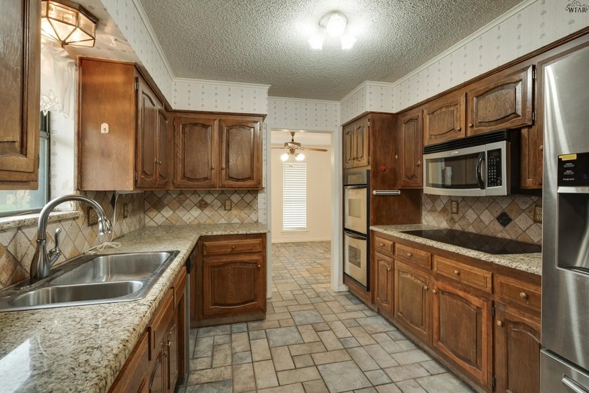 Corner-lot home with a great floor plan and endless potential! - photo 7
