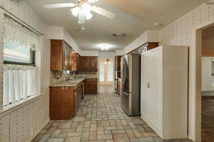 Corner-lot home with a great floor plan and endless potential! - photo 9