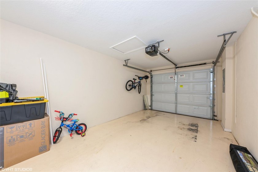 Stunning *2018* Newer Construction! 2 bed, 2.5 bath, fee simple - photo 14