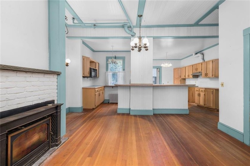 The George M. Hazard House is a substantial three-story - photo 14
