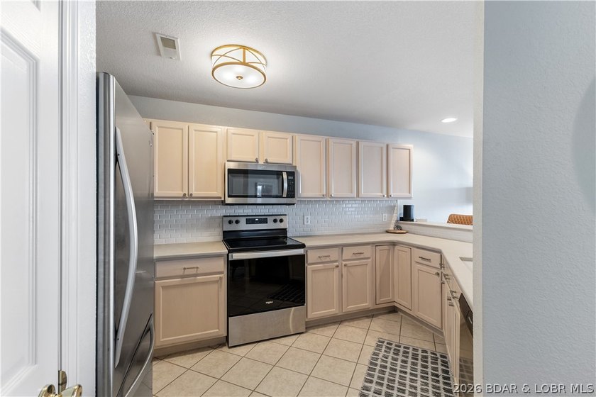 Experience Lake of the Ozarks living at its finest in this - photo 8