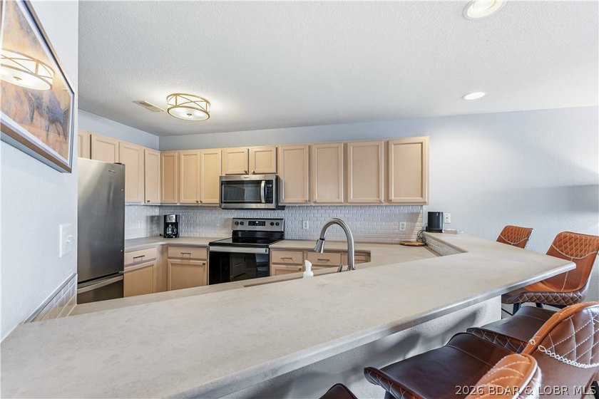 Experience Lake of the Ozarks living at its finest in this - photo 10