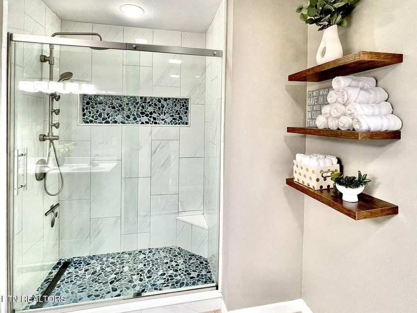 Welcome to 12632 Distant View Lane! A charming home tucked away - photo 14