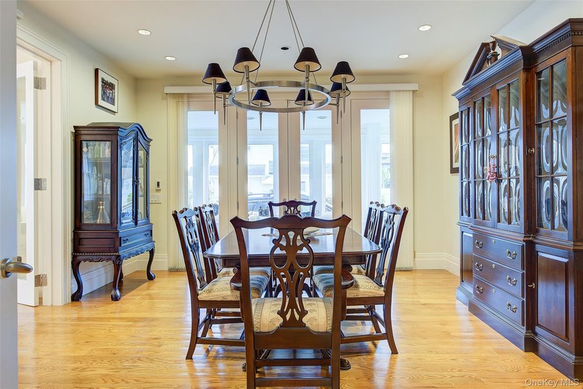Rebuilt in 2004, this stunning residence sits on an oversized 7 - photo 12