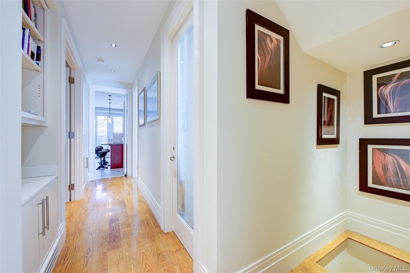 Rebuilt in 2004, this stunning residence sits on an oversized 7 - photo 21
