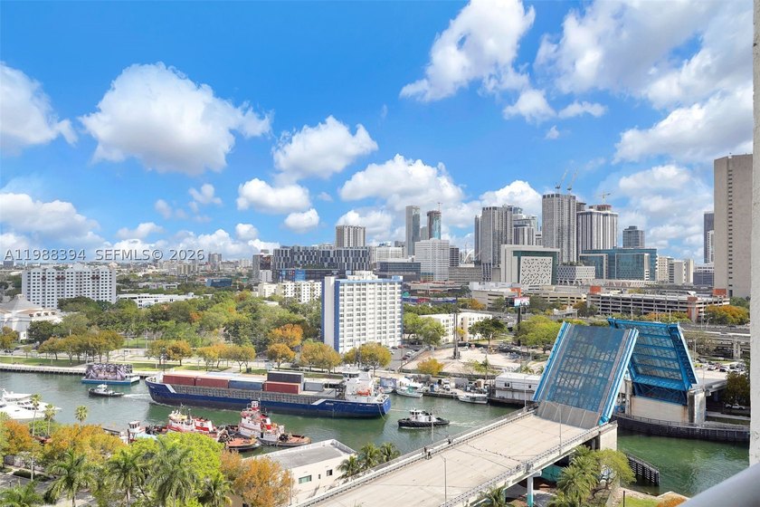 Bright and spacious fully furnished corner unit featuring 2 - photo 22