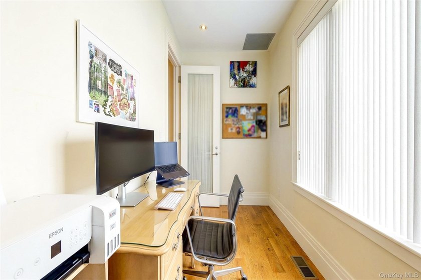 Rebuilt in 2004, this stunning residence sits on an oversized 7 - photo 24