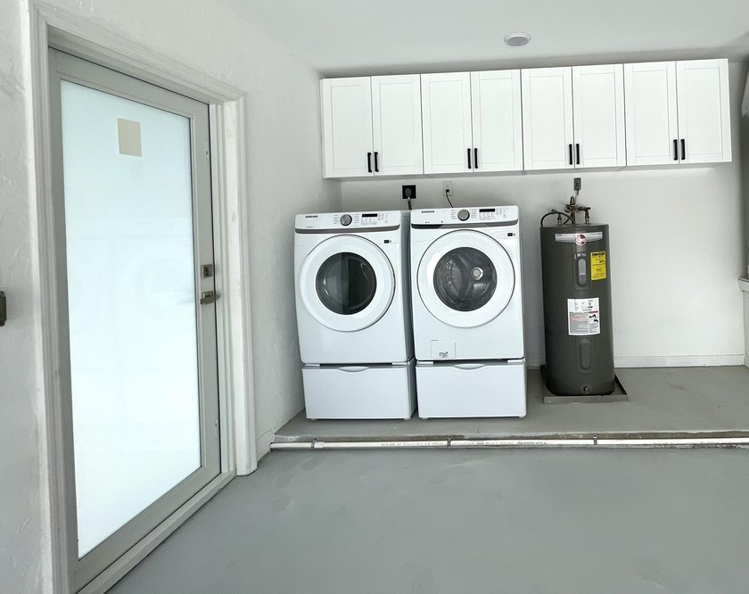 Completely renovated 4-bedroom, 2-bath home with a stunning - photo 24