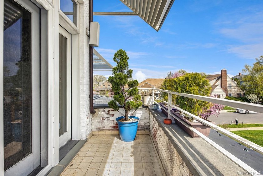 Rebuilt in 2004, this stunning residence sits on an oversized 7 - photo 28