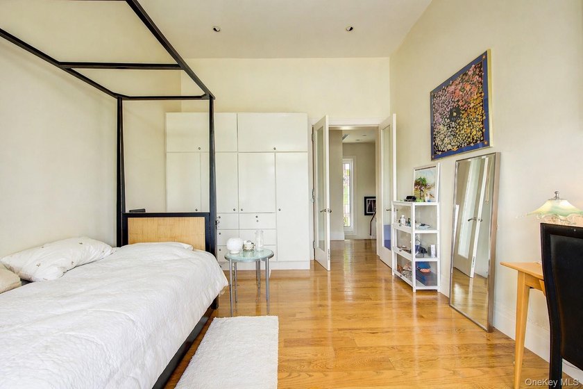 Rebuilt in 2004, this stunning residence sits on an oversized 7 - photo 29