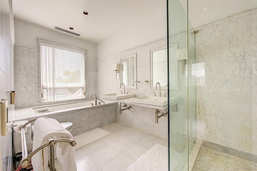 Rebuilt in 2004, this stunning residence sits on an oversized 7 - photo 33