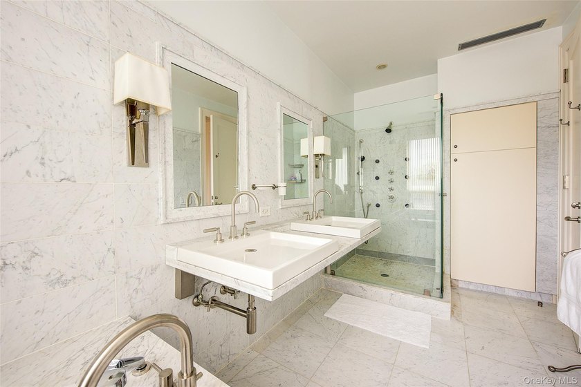 Rebuilt in 2004, this stunning residence sits on an oversized 7 - photo 34