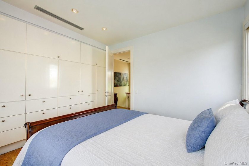Rebuilt in 2004, this stunning residence sits on an oversized 7 - photo 36